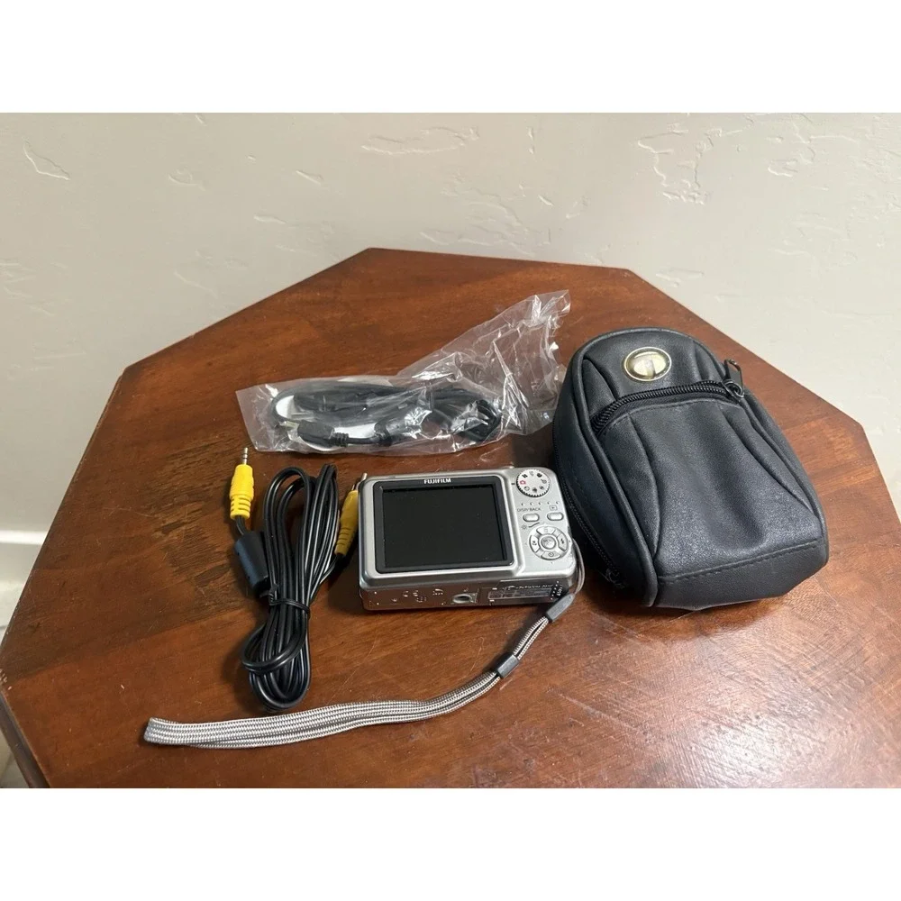 Fujifilm FinePix A820 8.3MP Digital Camera Bundle - Tested, Works! Case Cables